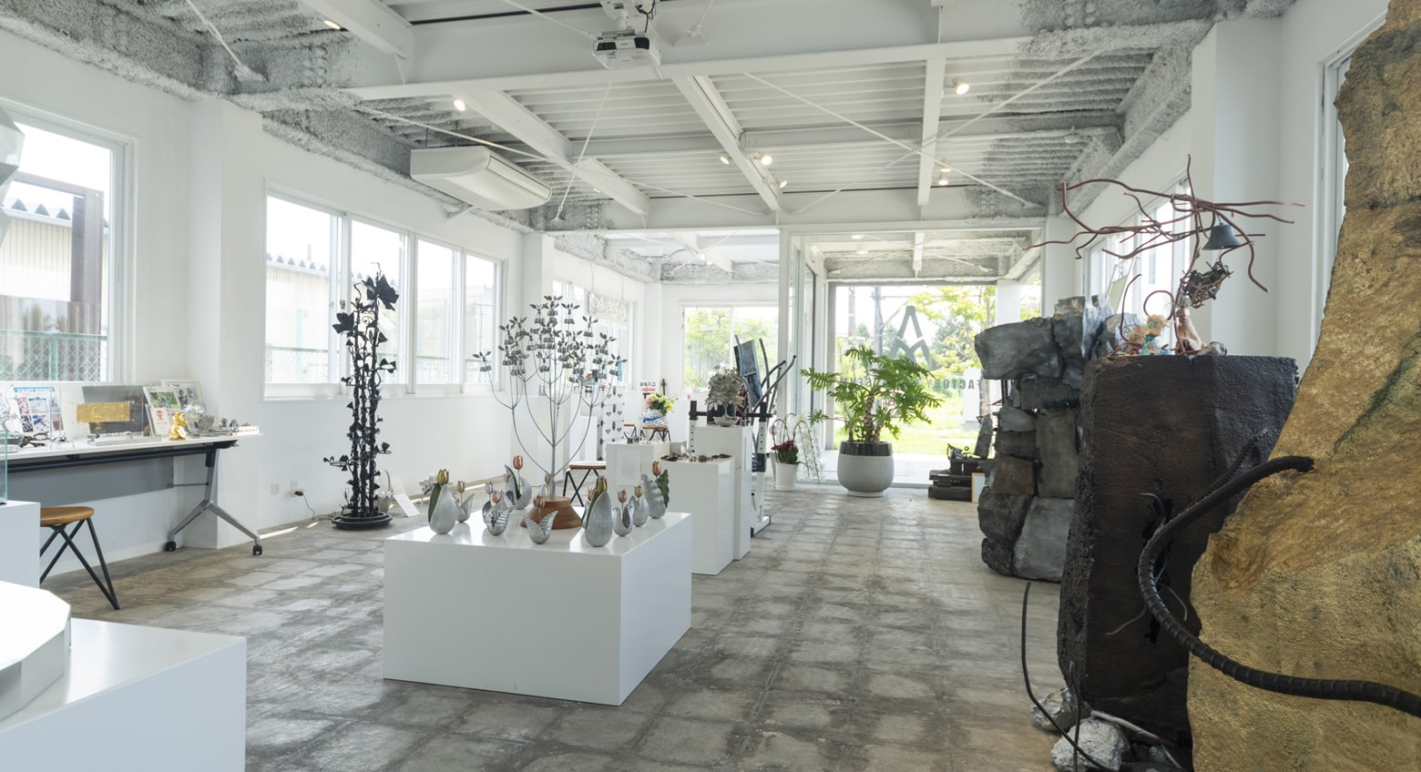 工場の一角にある小さな美術館「FACTORY ART MUSEUM TOYAMA」の館内